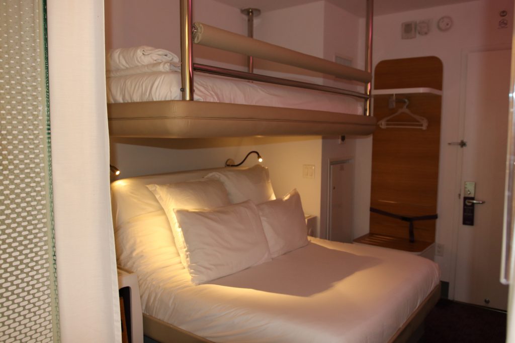 Premium Queen cabin (bunks).